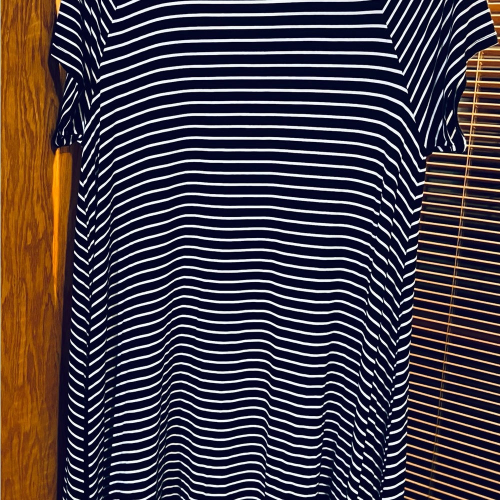 Old Navy Women's Black and White Striped Tee